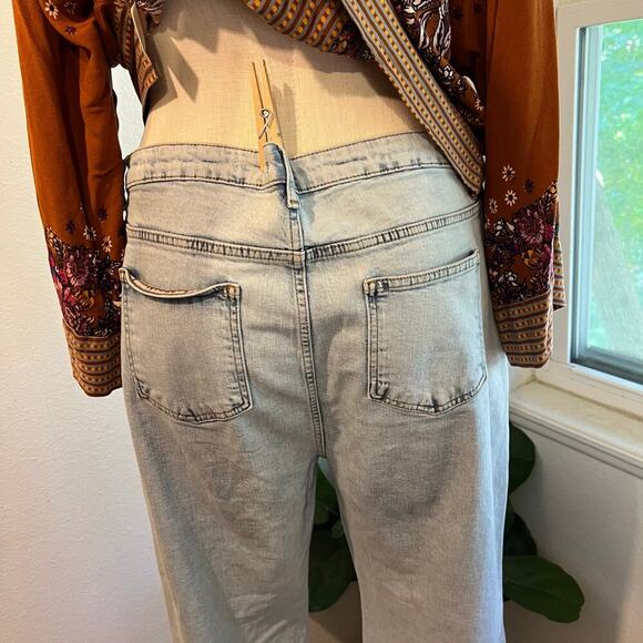 Boohoo Light Wash Denim Vertical Raw Hem Flared High Rise Jeans Size 14 - Picture 6 of 13